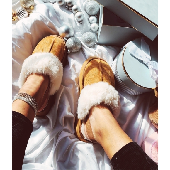 🚨Holiday Collection💫🤎 Tan sherpa slippers - Picture 2 of 3